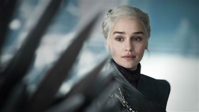 لعنة «أم التنانين» تطارد إيميليا كلارك في حياتها الشخصية