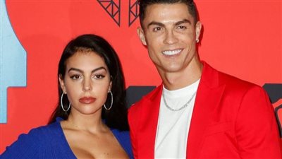 في عيد ميلادها .. مشوار جورجينا من متجر «جوتشي» إلي قصور «تورينو»