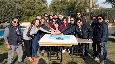 بالتورتة .. أبطال «لما كنا صغيرين» يحتفلون ببدء التصوير في الشيخ زايد