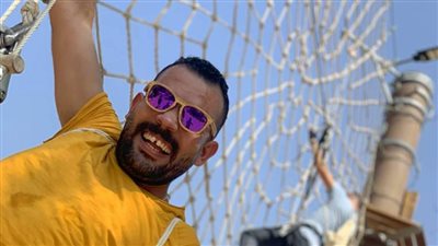 خالد عليش يقدم «مين ع الباب» وهيلف في الشوارع بميكروفون يوزع جوايز