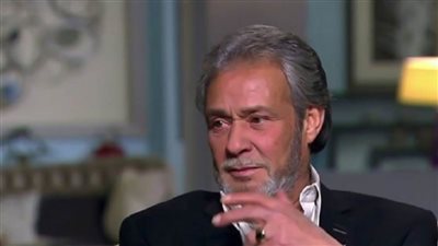 بالفيديو .. أقرب أصدقاء فاروق الفيشاوي في ذكرى ميلاده : اعترف بحفيدته ومكانش غاوي مشاكل