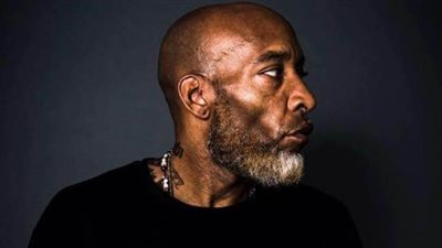 الأمريكي سي ماك يغني في «جريك كامبس» 20 فبراير