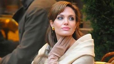 بعد أوسكار براد بيت وعودته إلى جنيفر أنيستون .. آنجلينا جولي تتعافى بعمل الخير