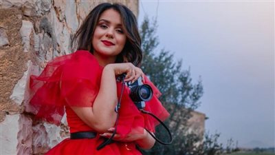 أماني الرياحي تجمع بين تراث تونس والفلكلور العالمي في «7 أرياح»