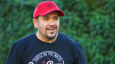 «اللي إحنا فيه» أحدث أغنية لهشام عباس في مارس المقبل