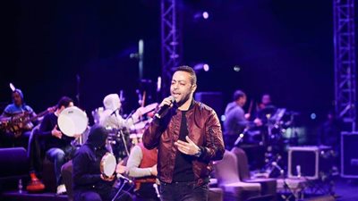 بالصور .. البروفة النهائية : تامر عاشور قبل حفل جدة بساعات