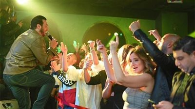 إيهاب توفيق يتخطي أحزانه أوي ويظهر في «كايرو جاز» بعد وفاة أبوه