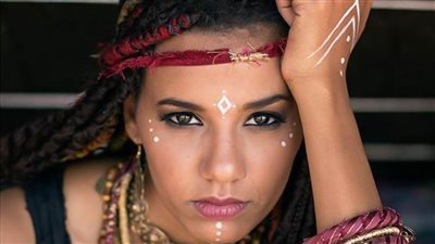 «ع اللي جرالي» تجمع منة حسين مع فرقة مزيك لأول مرة بالساقية