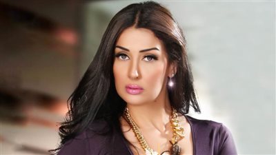 غادة عبدالرازق تتحدي الكورونا وتصور «السلطانة» في سقارة