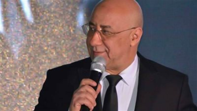 بهاء الدين محمد لـ زكي فطين عبدالوهاب : خليك ذكي وفطين وعمرو دياب جبل 