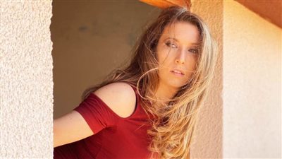 الأردنية هنا ملحس تغني في مصر أونلاين لأول مرة 