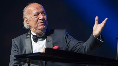 عمر خيرت لـ خبر أبيض عن حفلات الـ «أون لاين» : حل مؤقت