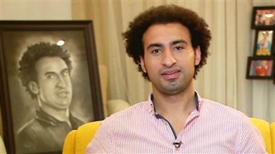 علي ربيع يعود للقاهرة من الإسماعيلية بعد دفن والده بحضور نجوم مسرح مصر