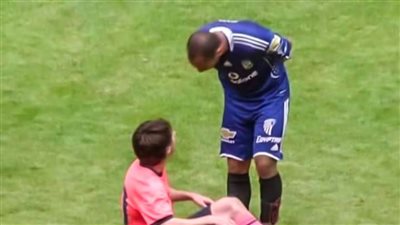 معتز إينو عن صورة ميسي : كنت بضربه