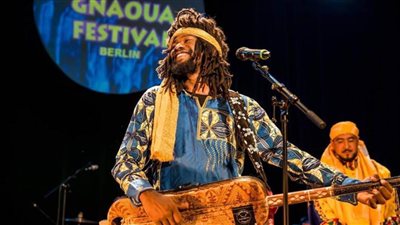 المغربي مهدي قموم يحتفل برمضان بأغنية «يا مولانا»