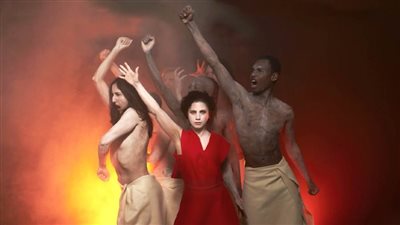 آمال مثلوثي تعود بألبوم Everywhere We Looked Was Burning