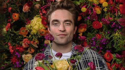 البطل لما تبهدله الأيام .. «باتمان» الجديد يتعلم الطبخ في العزل المنزلي