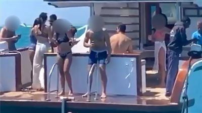 بالفيديو : كارثة الجونة .. رقص وهزار واختراق للحظر في عرض البحر