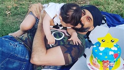 ردا على اتهامات زوجته .. قصي خولي ينشر صورة جديدة مع ابنه