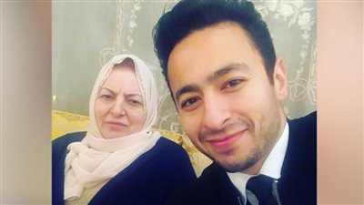 حماده هلال ينشر صورة جديدة مع والدته