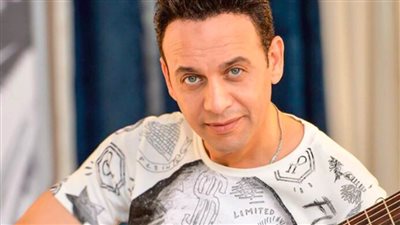 سوسنة وحنونة .. مصطفي قمر يعود بأسماء الأغاني إلى التسعينات في ألبومه الجديد