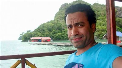 سامح حسين يوقع عقد جديد ويقدم برنامج «راجل و2 ستات» لمدة عام