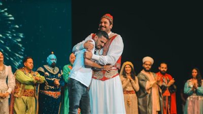 بالصور .. دموع مؤمن زكريا أثناء حضوره عرض مسرحية «علاء الدين»