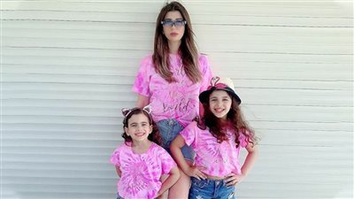 بدون عماد متعب .. يارا نعوم  وبناتها تمارا وسيلين في الساحل الشمالي 