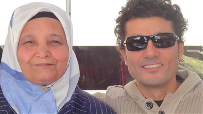 خالد النبوي يحيي الذكرى الثانية لوفاة والدته بصورة معها على إنستجرام