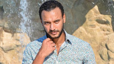 أحمد خالد صالح مهندس من طبقة متوسطة في حدوتة لازم أعيش من مسلسل إلا أنا