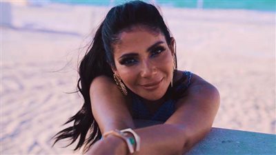 منى زكي تودع صيف 2020 بجلسة تصوير على البحر