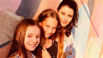 النسخة التركية من يسرا اللوزي .. بيرين سات تنشر صور لها مع بناتها على إنستجرام