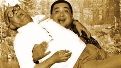 ألبوم صور في ذكرى ميلاده .. علاء ولي الدين مع عبدالمنعم مدبولي وعمرو دياب وأحمد زكي ونجوم جيله