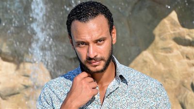 أحمد خالد صالح يعاني من الشيزوفرينيا ويستطيع التواصل مع الأرواح في أنصاف مجانين