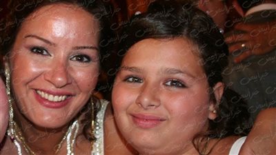 صورة حصرية .. هنادي مهنا آخر عروسة في الوسط الفني في مرحلة الطفولة