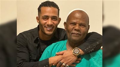 محمد رمضان ينشر صورة له مع والده : بناء رجل أصعب من بناء مدينة