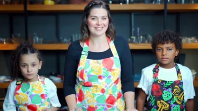 دعما لابنتها .. يسرا اللوزي تدعم الأطفال ضعاف السمع بفيديو «اطبخ بدون كلام»