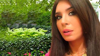 بعد غياب 3 سنوات .. دينا تتعاقد على البطولة النسائية لـ فيلم «سقراط ونبيلة»