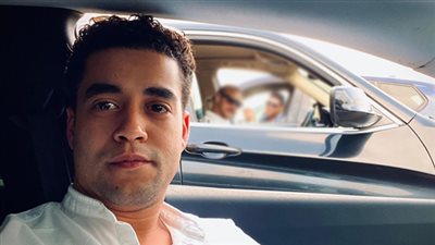 خالد أنور موظف في بنك في حكاية «لازم أعيش» من مسلسل «إلا أنا»