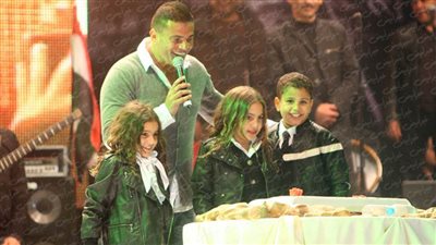 بالصور : عندما صعد أولاد عمرو دياب على مسرح جامعة المستقبل