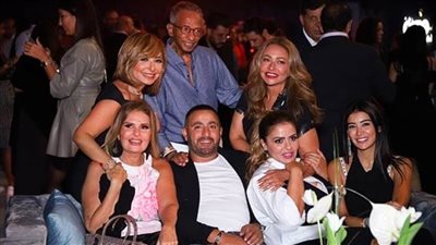 الصحبة الحلوة .. السقا ويسرا وليلى علوي في حفل عمرو دياب لإحدى شركات العقارات