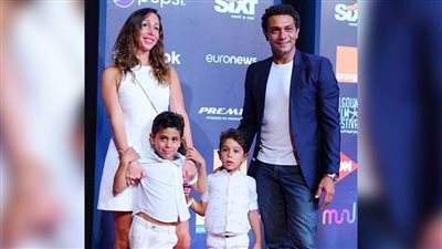 آسر ياسين يظهر باللون الأبيض مع عائلته على السجادة الحمراء في مهرجان الجونة للمرة الثانية