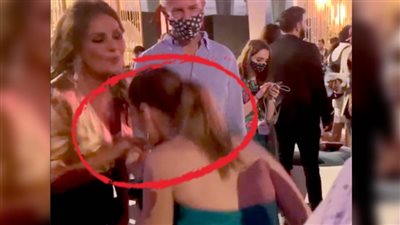 لقطة اليوم الثاني في مهرجان الجونة السينمائي 2020 .. منة شلبي تُقبل يد يسرا