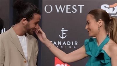 أحمد مالك ومنة شلبي يقعان في علاقة حب غريبة تبدأ من الحمام في مسلسل نمرة اتنين