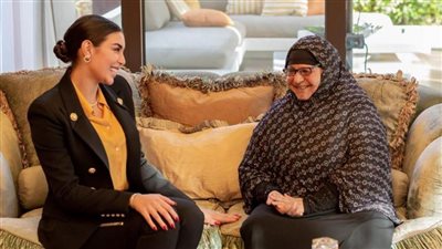 ياسمين صبري تنفذ وعدها وتستضيف الحاجة نعمات بائعة الترمس الملقبة بـ سيدة المطر