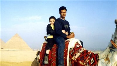 رامي بركات ينشر صورة جديدة له مع شقيقه هيثم أحمد زكي أمام الأهرامات