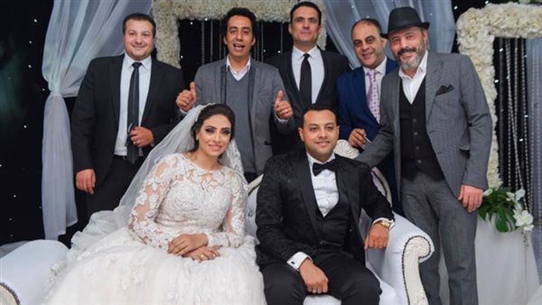 العروسين مع أصدقاء