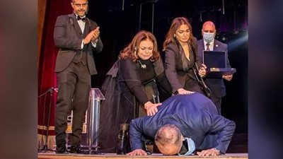 أشرف زكي عن سجوده باكياً بعد تكريمه : محستش بنفسي وماجدة وروجينا دايمًا فى ضهرى