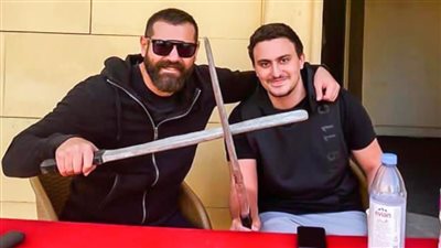 صورة .. ياسين السقا مع عمرو يوسف من كواليس مسلسل الملك رمضان 2021