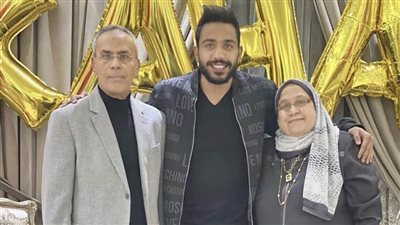 محمود كهربا مع والديه على إنستجرام : أمي كل حياتي وبابا السند والظهر